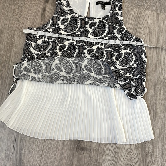 Like new  Paisley layered Sleeveless Top with clean white pleats - Picture 6 of 7
